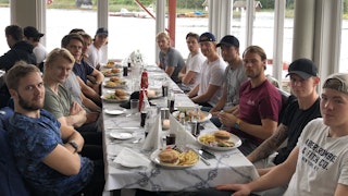Spillerne fikk nyte en god lunsj på Hankø Seilerkro.
