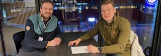 Frikk Juell og Thomas Olsen signerer kontrakt i kafeteriaen på Jordal Amfi.