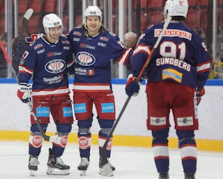 Mika Partanen på isen med lagkamerater