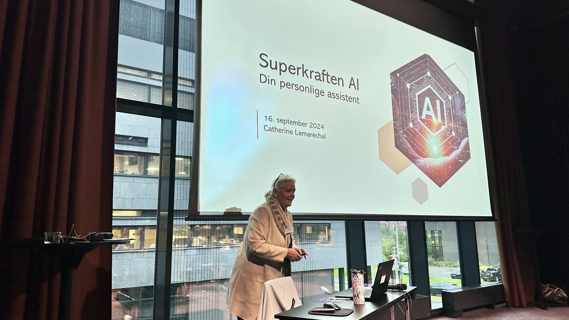 Morgenens hovedattraksjon var et innsiktsfullt og meget dagsaktuelt foredrag fra rutinerte Catherine Lemarèchal om hvordan AI (kunstig intelligens) kan bli en meget god partner for enhver bedrift, leder, ansatt eller arbeidsplass.