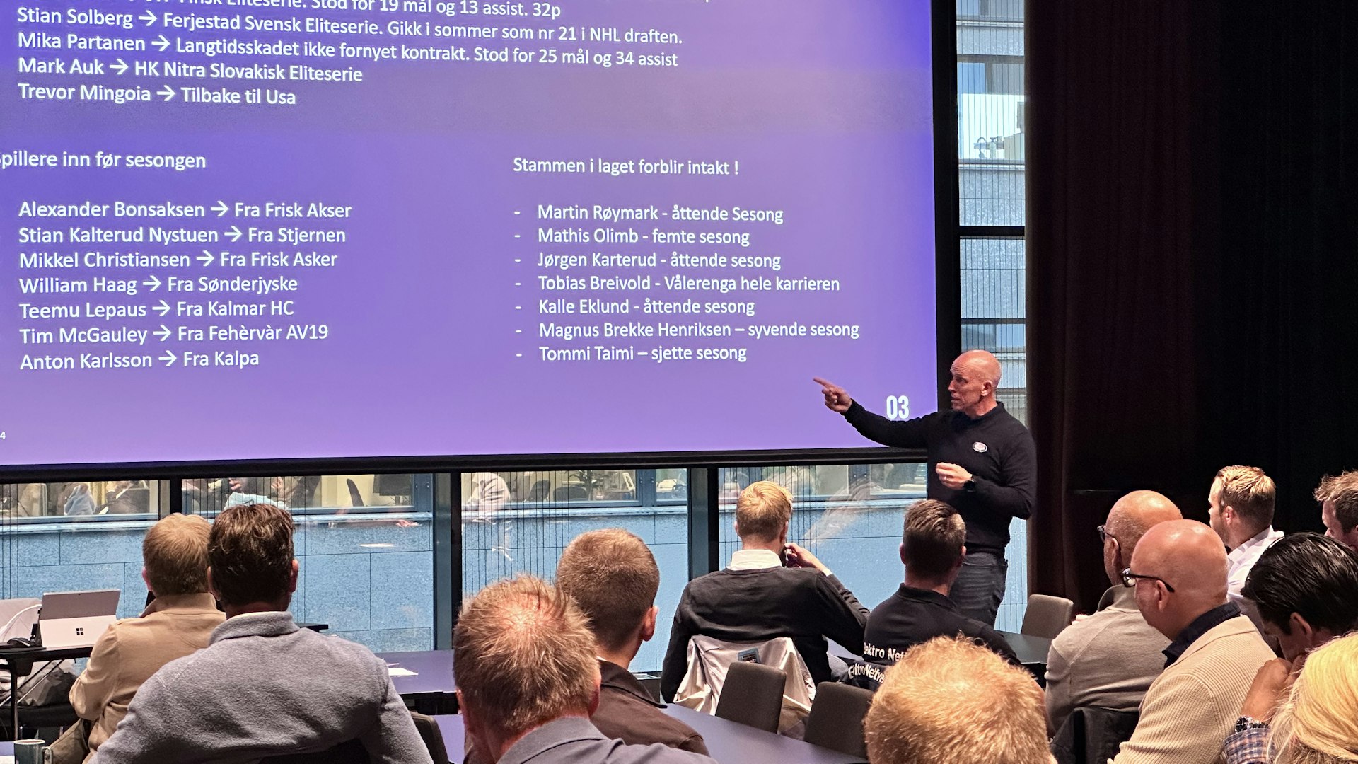 Hovedtrener Fredrik Andersson åpnet dagen med en god oppdatering fra klubbens sportslige side, med vekt på utskiftningene i stallen i sommer, og ikke minst forrige ukes fantastiske serieåpning der Vålerenga slo Frisk Asker foran et fullsatt Jordal Amfi.
