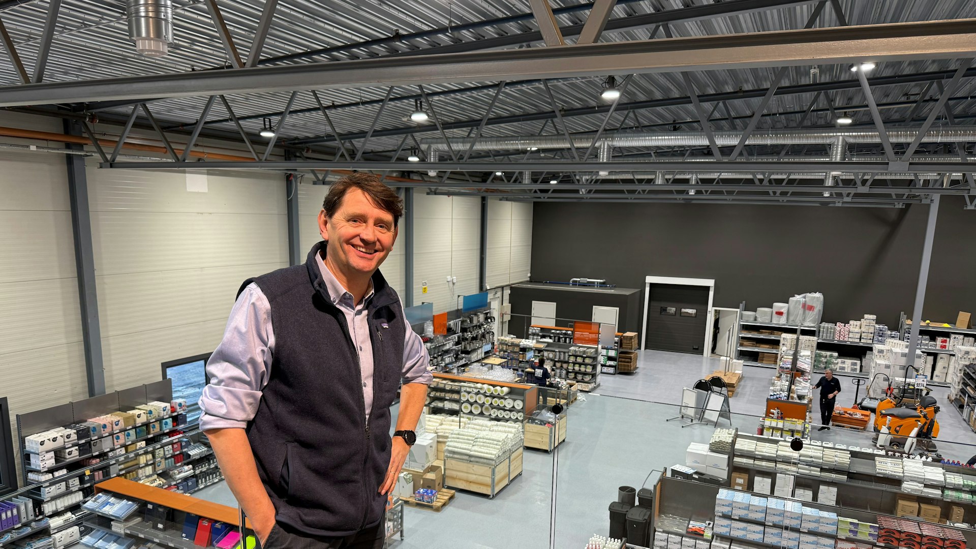 Stolt eier Jens Petter Opshaug med utsikt over butikken