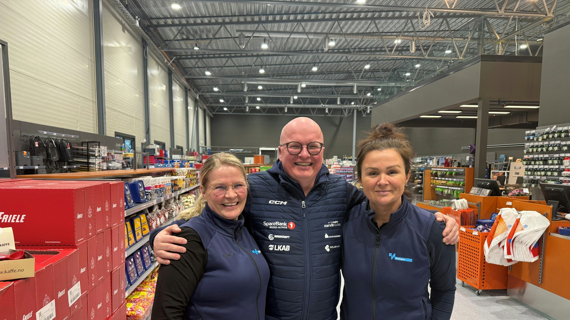 Øystein flankert av super-damene på NorEngros, Kristin og Stine.